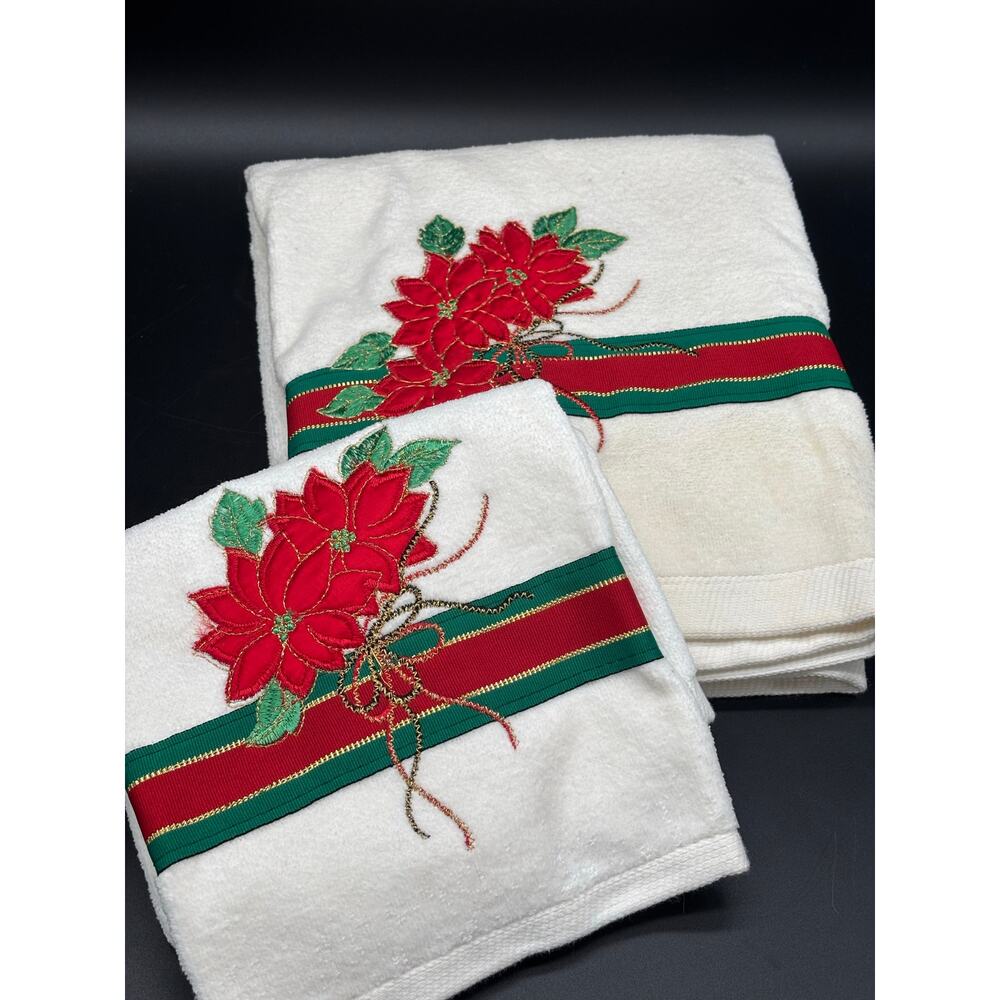 Set of new w/o tags vintage Christmas poinsettias bath & hand towels